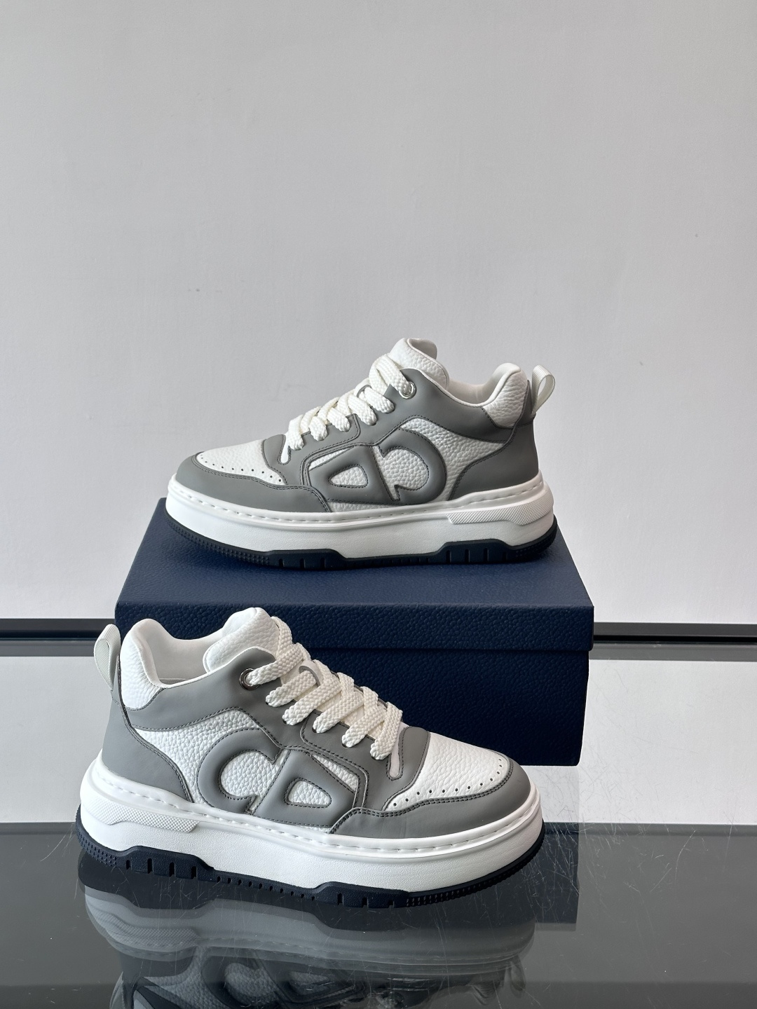 Dior经典的老爹鞋，鞋身采用优质皮革拼接，侧面有标志性的“CD”压印logo，厚底设计兼具增高与复古感