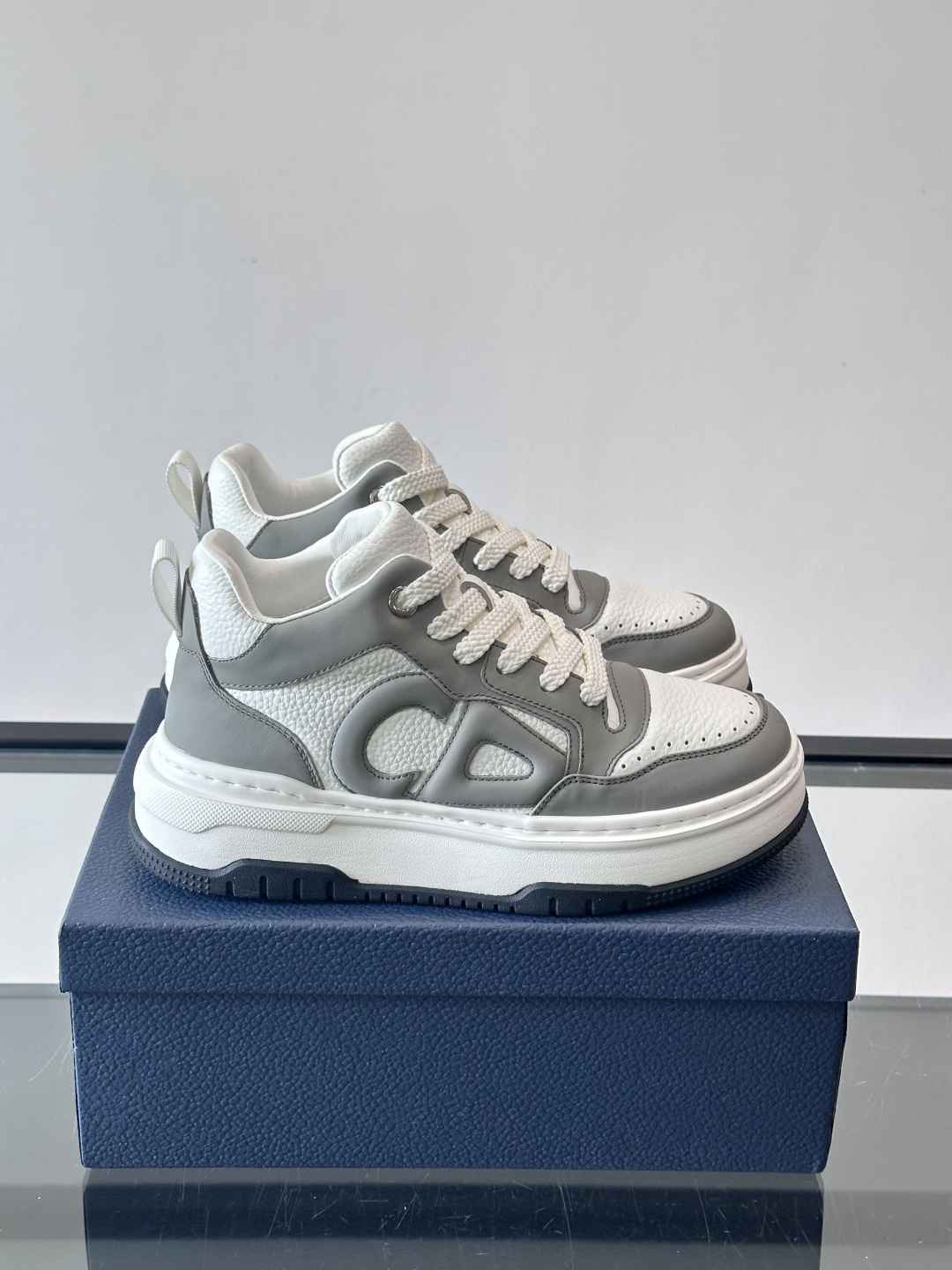 Dior经典的老爹鞋，鞋身采用优质皮革拼接，侧面有标志性的“CD”压印logo，厚底设计兼具增高与复古感