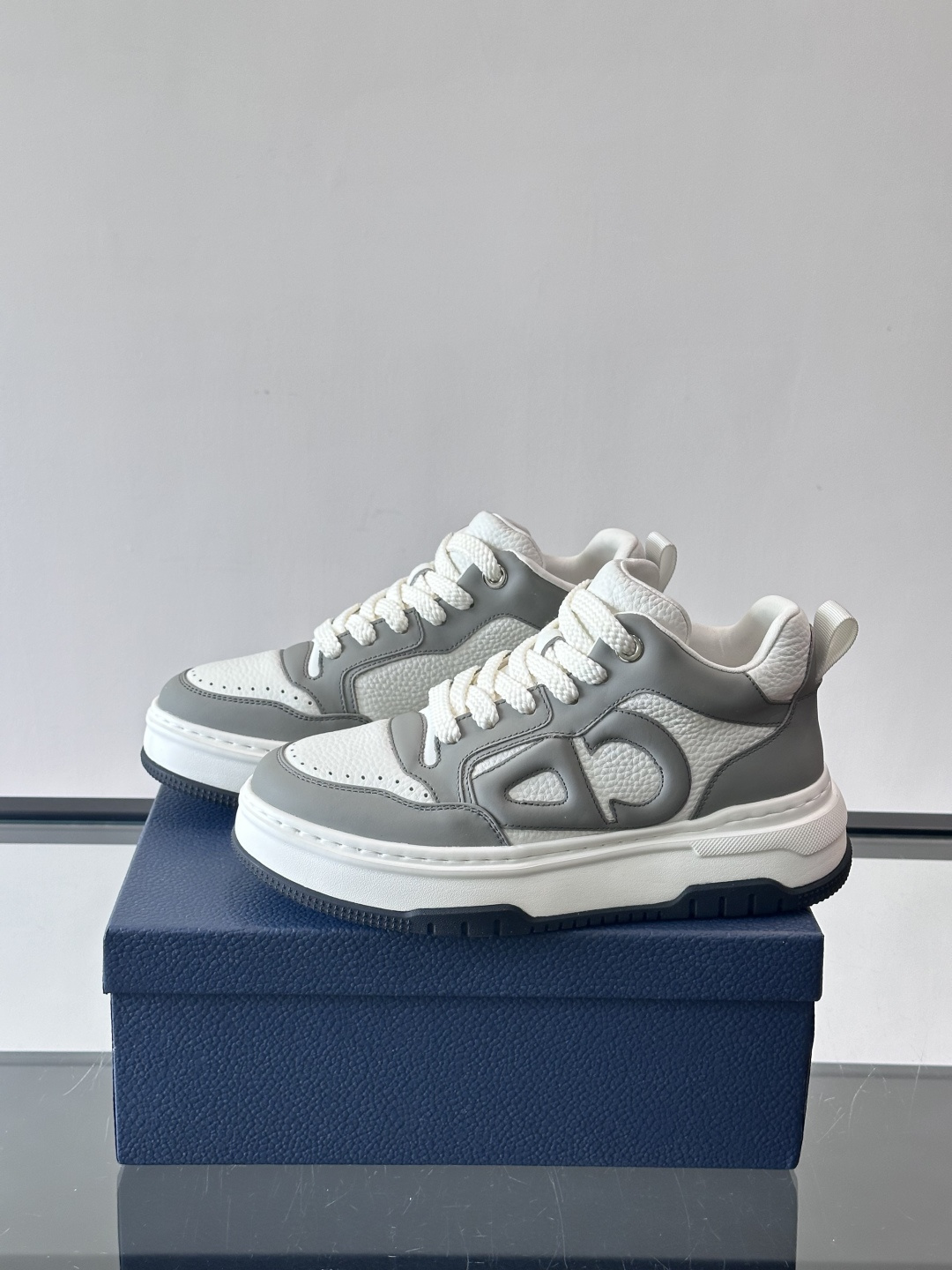 Dior经典的老爹鞋，鞋身采用优质皮革拼接，侧面有标志性的“CD”压印logo，厚底设计兼具增高与复古感