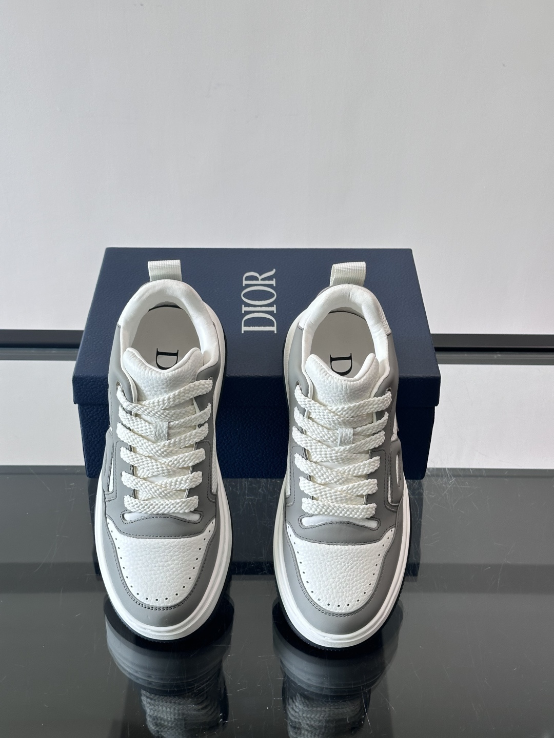 Dior经典的老爹鞋，鞋身采用优质皮革拼接，侧面有标志性的“CD”压印logo，厚底设计兼具增高与复古感