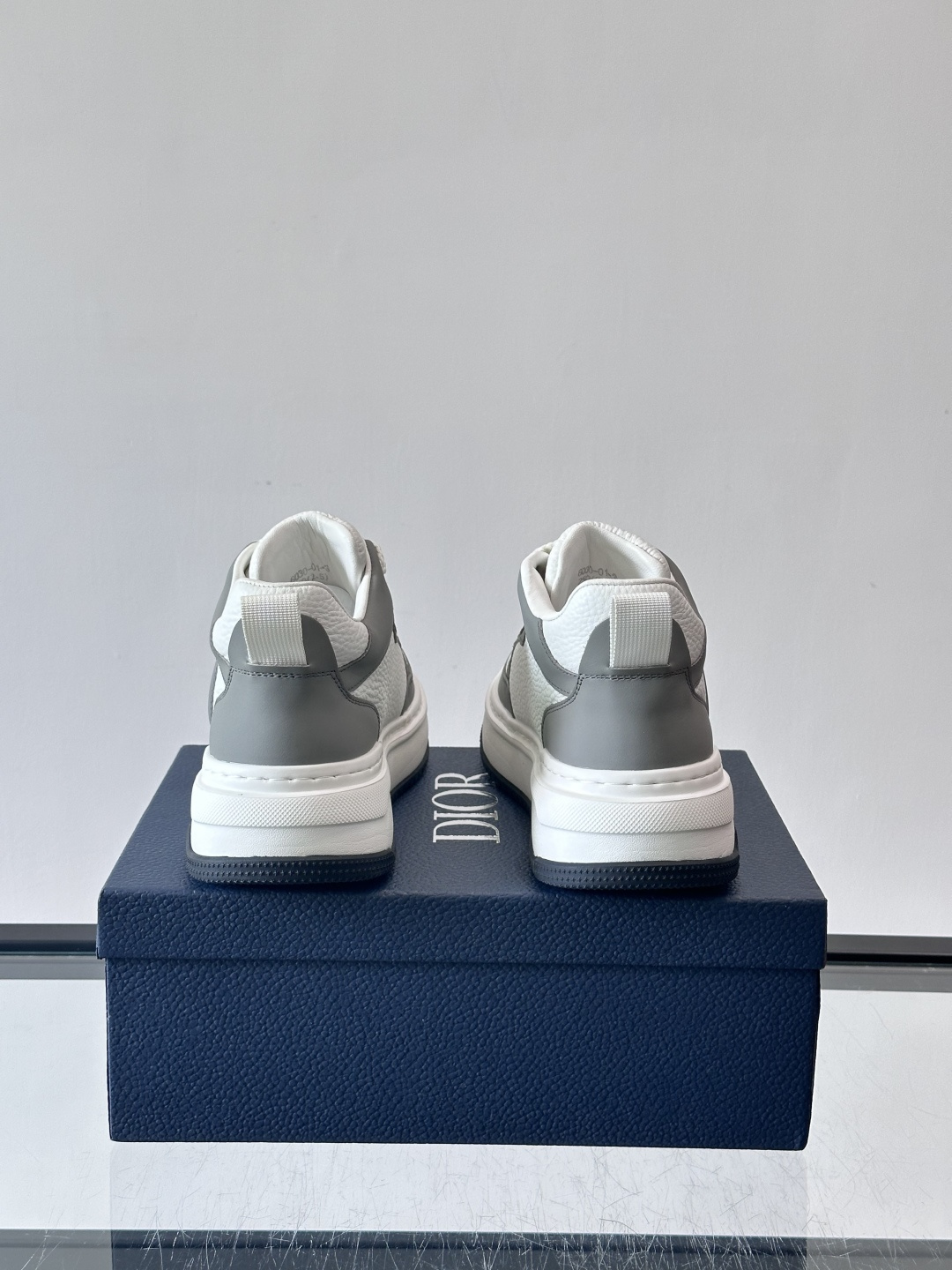 Dior经典的老爹鞋，鞋身采用优质皮革拼接，侧面有标志性的“CD”压印logo，厚底设计兼具增高与复古感