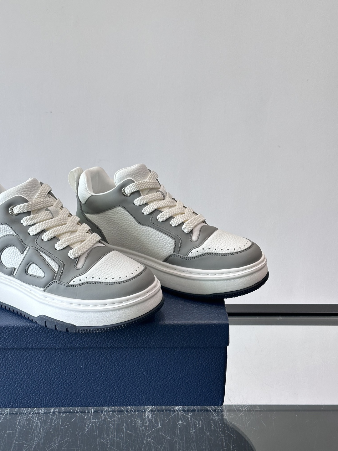 Dior经典的老爹鞋，鞋身采用优质皮革拼接，侧面有标志性的“CD”压印logo，厚底设计兼具增高与复古感