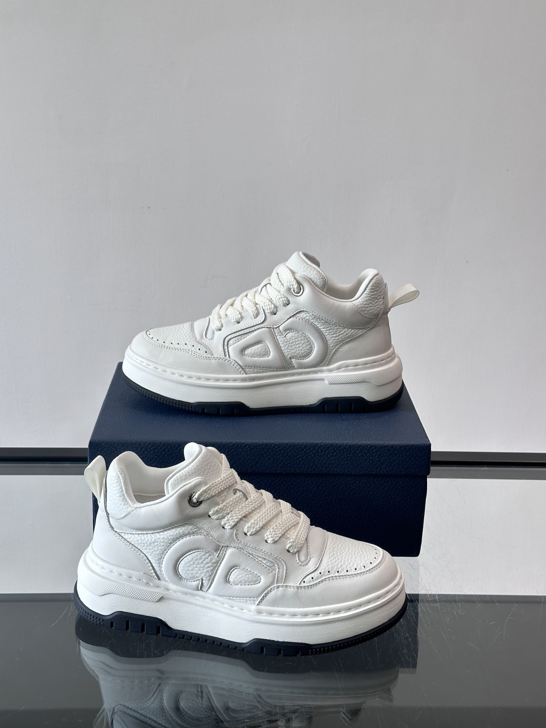 Dior经典的老爹鞋，鞋身采用优质皮革拼接，侧面有标志性的“CD”压印logo，厚底设计兼具增高与复古感