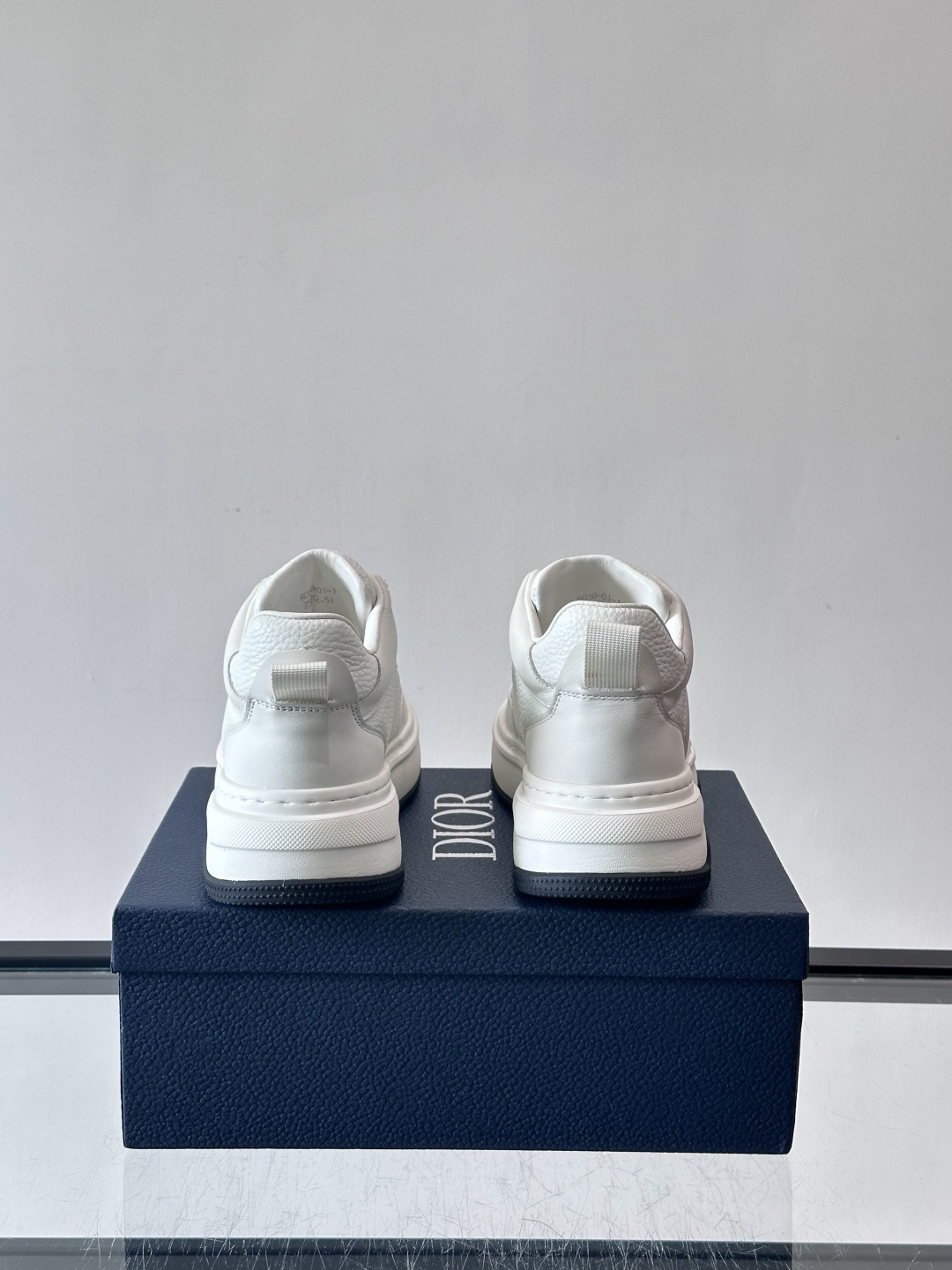 Dior经典的老爹鞋，鞋身采用优质皮革拼接，侧面有标志性的“CD”压印logo，厚底设计兼具增高与复古感