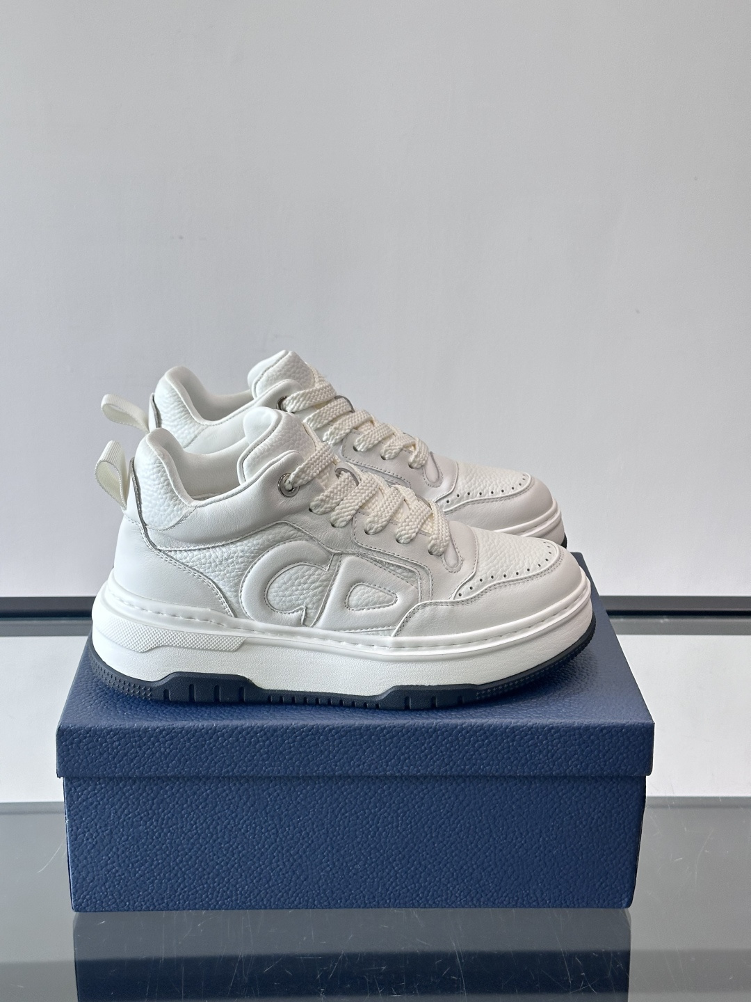 Dior经典的老爹鞋，鞋身采用优质皮革拼接，侧面有标志性的“CD”压印logo，厚底设计兼具增高与复古感