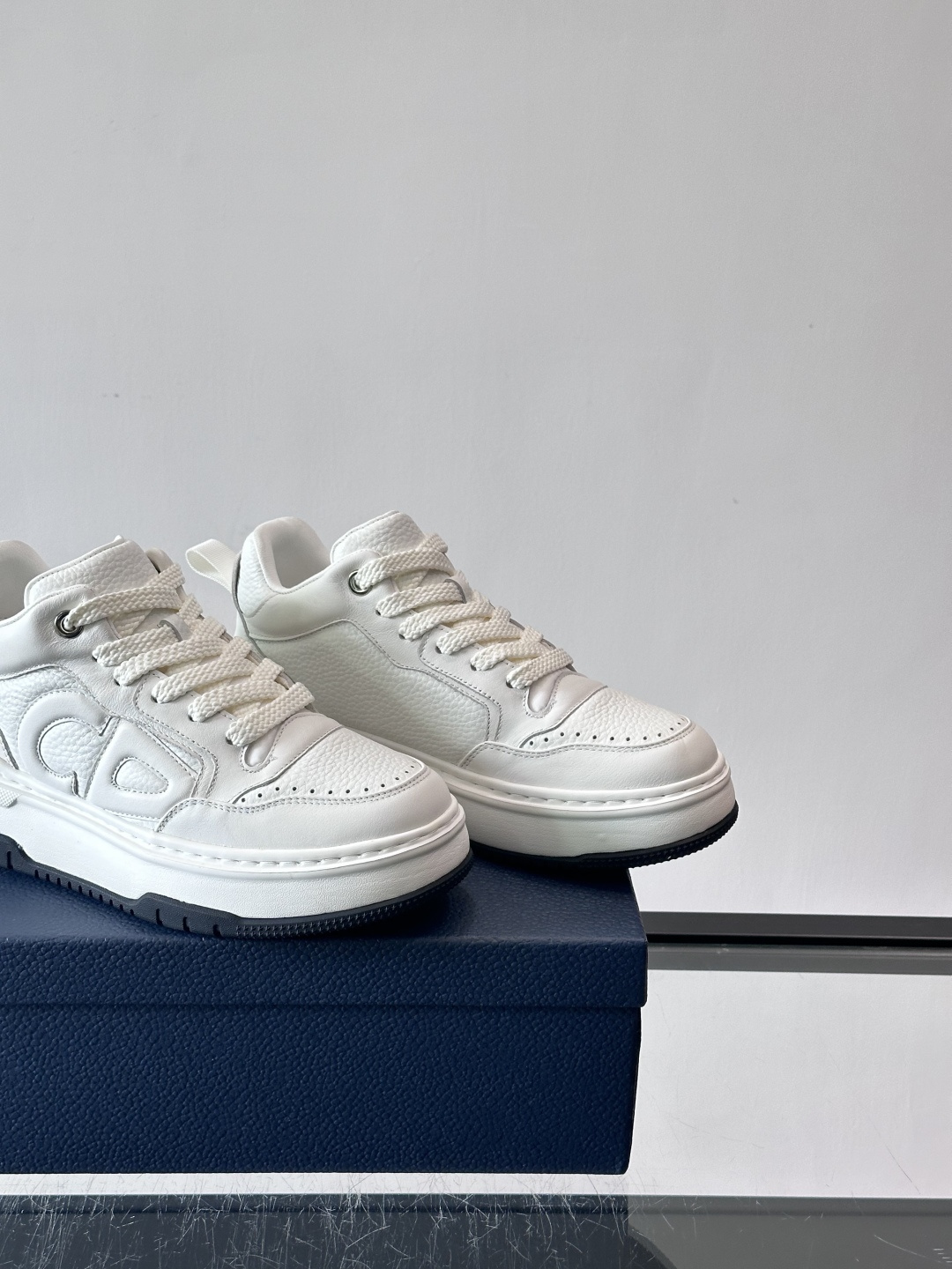 Dior经典的老爹鞋，鞋身采用优质皮革拼接，侧面有标志性的“CD”压印logo，厚底设计兼具增高与复古感