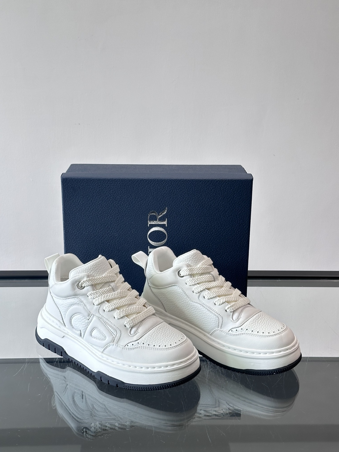 Dior经典的老爹鞋，鞋身采用优质皮革拼接，侧面有标志性的“CD”压印logo，厚底设计兼具增高与复古感