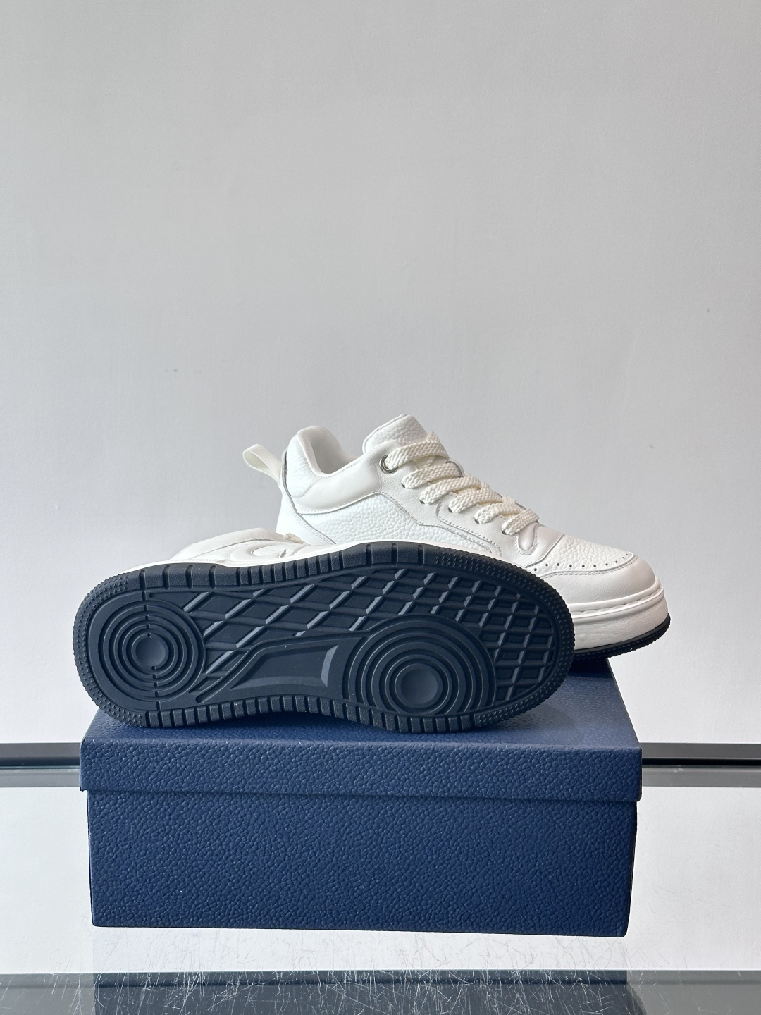 Dior经典的老爹鞋，鞋身采用优质皮革拼接，侧面有标志性的“CD”压印logo，厚底设计兼具增高与复古感