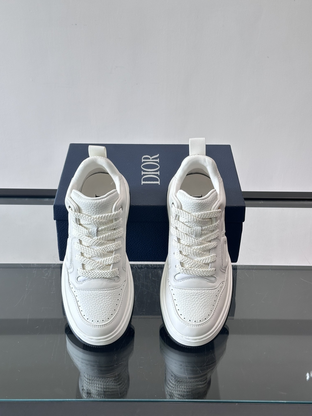 Dior经典的老爹鞋，鞋身采用优质皮革拼接，侧面有标志性的“CD”压印logo，厚底设计兼具增高与复古感