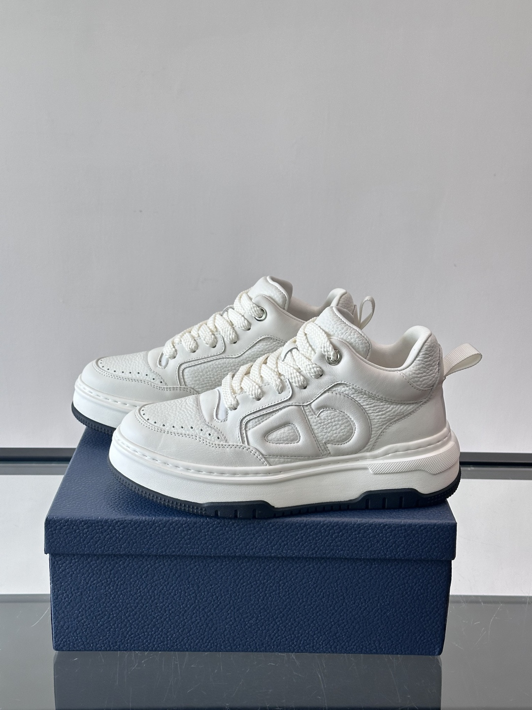 Dior经典的老爹鞋，鞋身采用优质皮革拼接，侧面有标志性的“CD”压印logo，厚底设计兼具增高与复古感