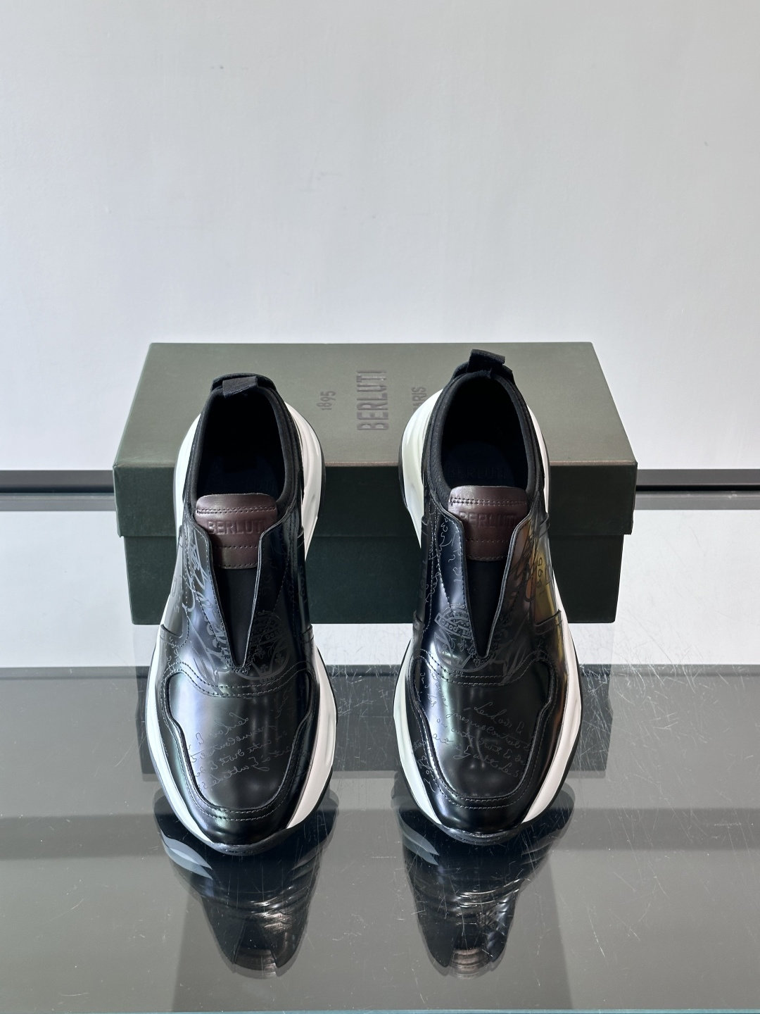 Berluti/布鲁提低帮休闲运动鞋 ，这款百搭的低帮运动鞋鞋面采用进口牛皮拼接打造，外侧饰有scrit