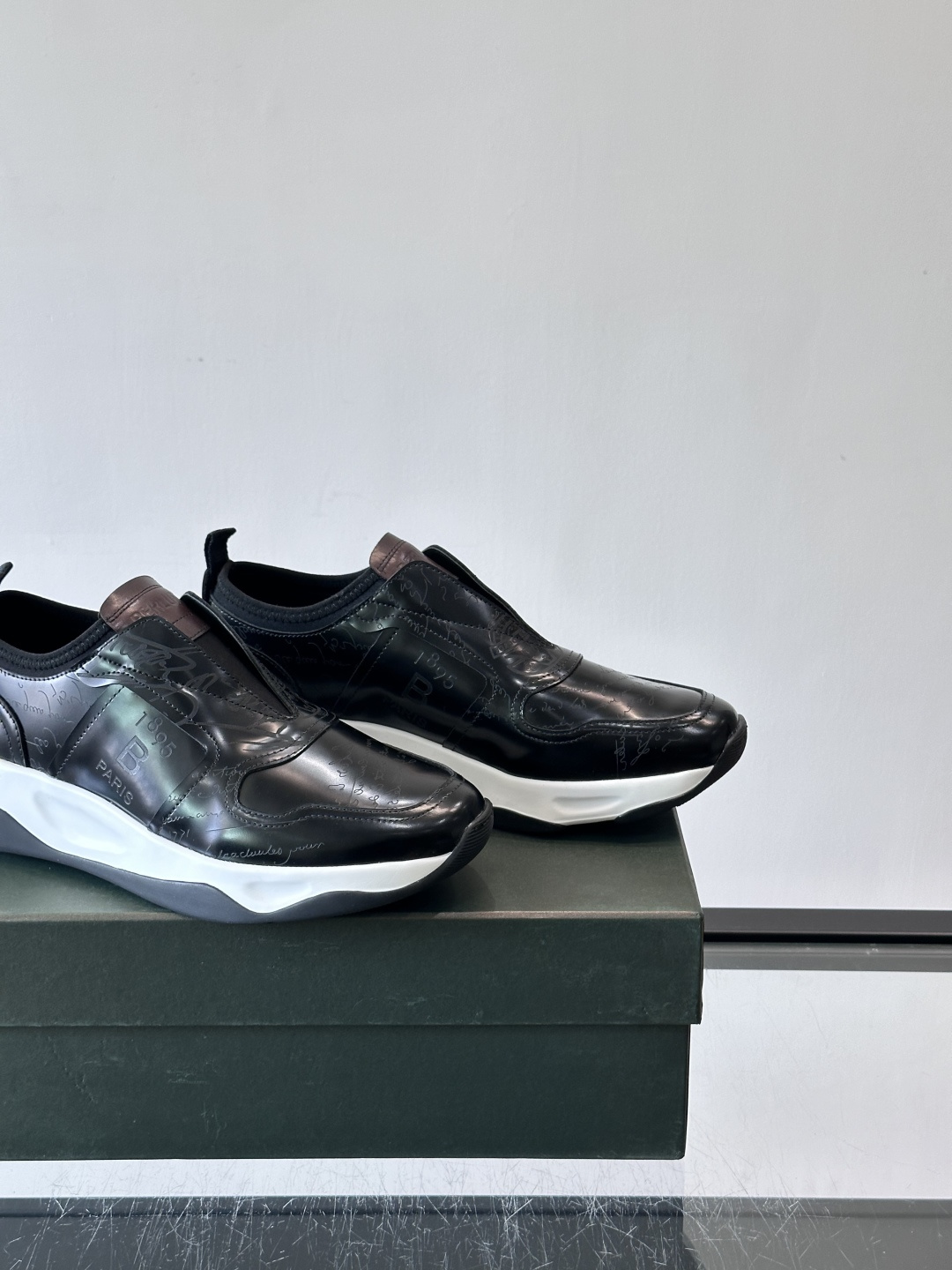 Berluti/布鲁提低帮休闲运动鞋 ，这款百搭的低帮运动鞋鞋面采用进口牛皮拼接打造，外侧饰有scrit