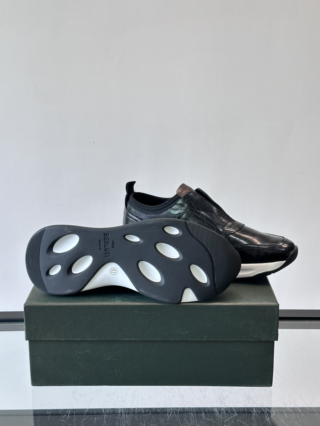 Berluti/布鲁提低帮休闲运动鞋 ，这款百搭的低帮运动鞋鞋面采用进口牛皮拼接打造，外侧饰有scrit