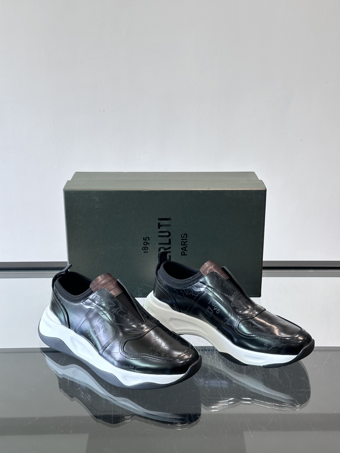 Berluti/布鲁提低帮休闲运动鞋 ，这款百搭的低帮运动鞋鞋面采用进口牛皮拼接打造，外侧饰有scrit