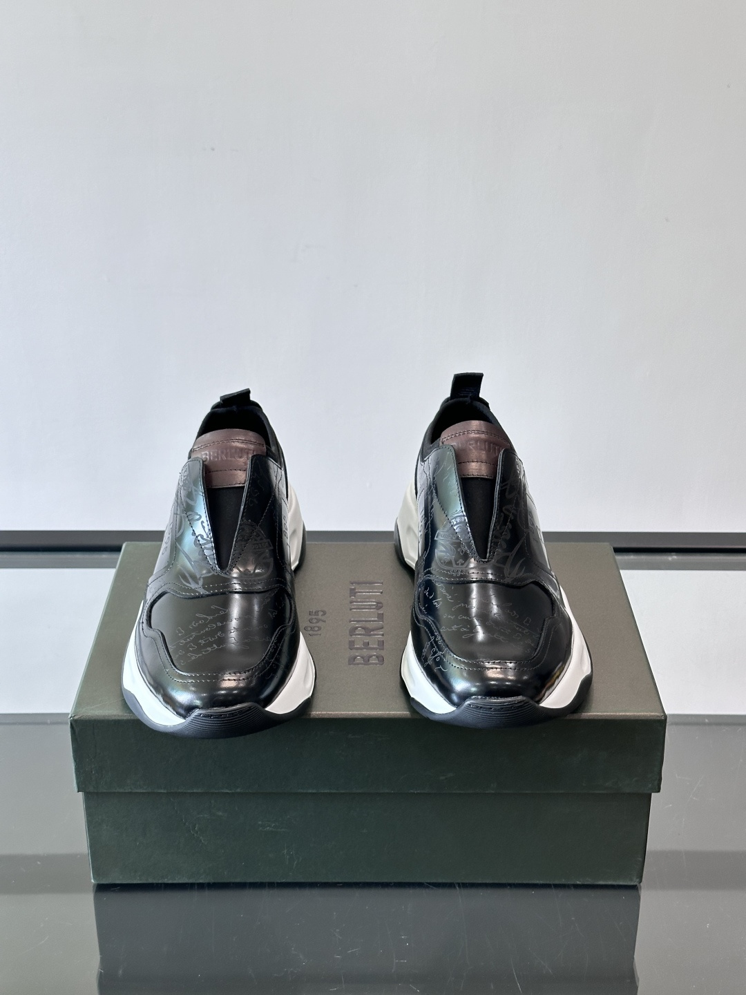 Berluti/布鲁提低帮休闲运动鞋 ，这款百搭的低帮运动鞋鞋面采用进口牛皮拼接打造，外侧饰有scrit