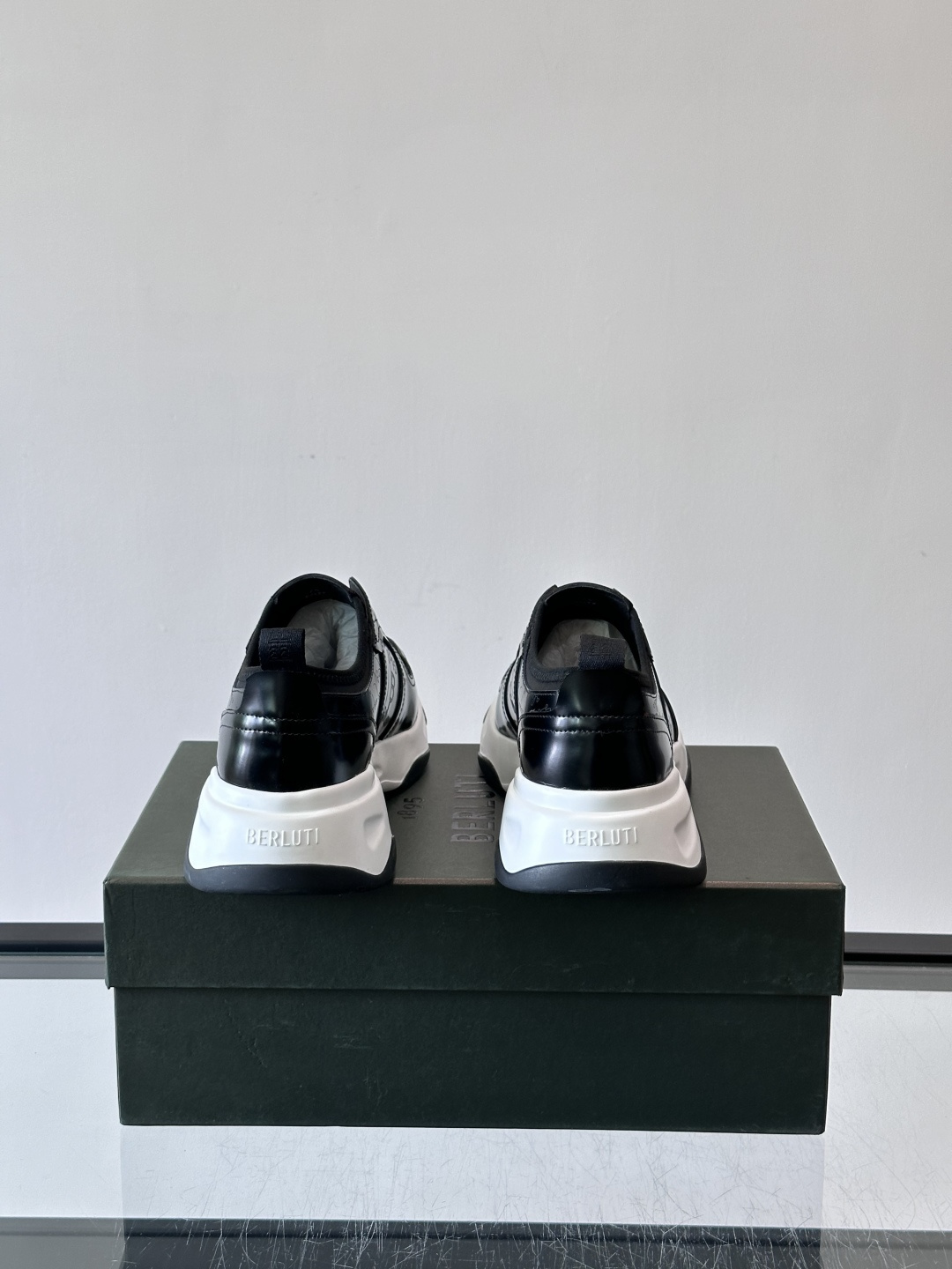 Berluti/布鲁提低帮休闲运动鞋 ，这款百搭的低帮运动鞋鞋面采用进口牛皮拼接打造，外侧饰有scrit