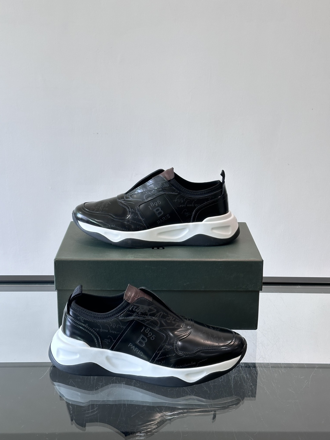 Berluti/布鲁提低帮休闲运动鞋 ，这款百搭的低帮运动鞋鞋面采用进口牛皮拼接打造，外侧饰有scrit