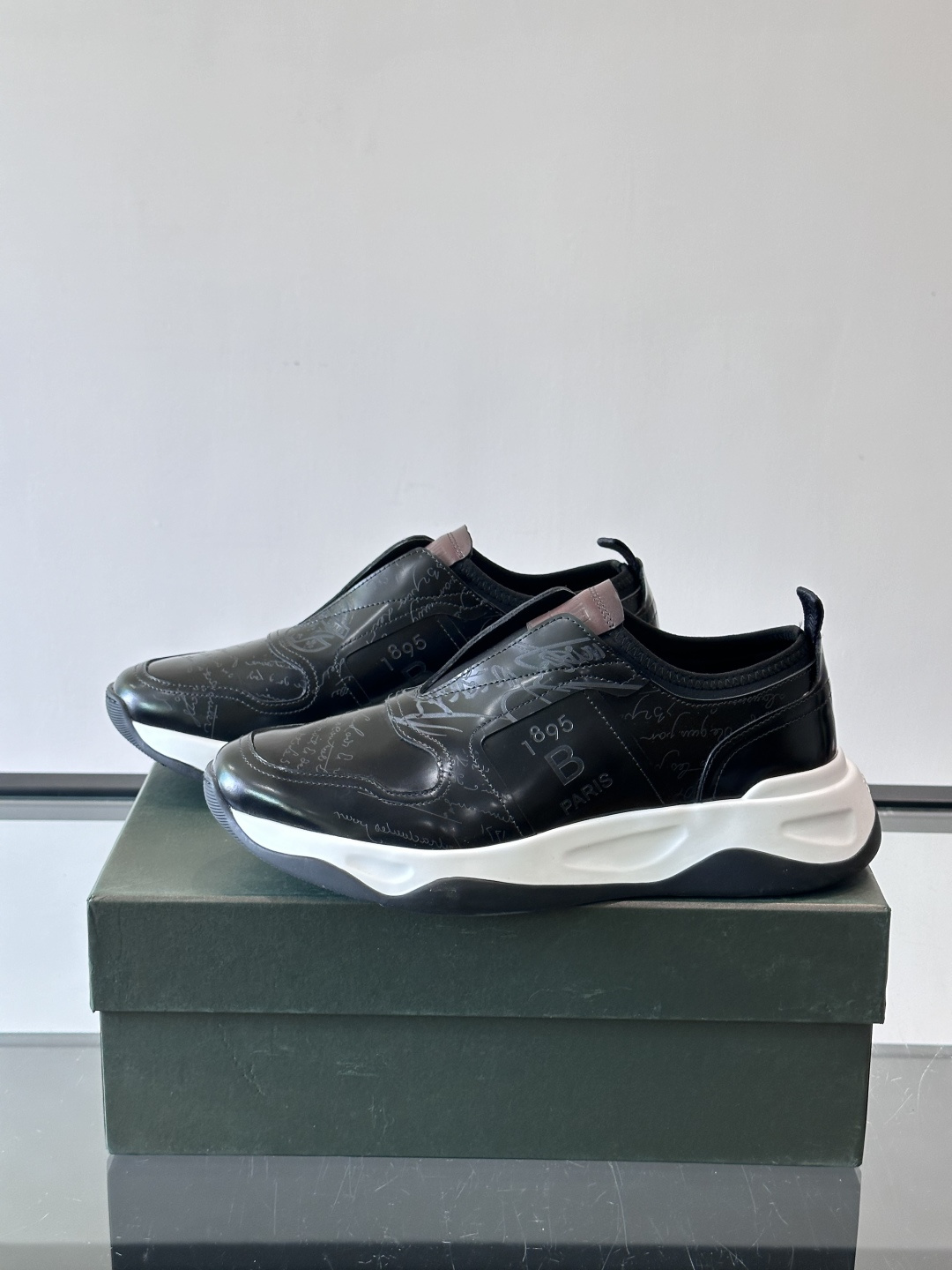 Berluti/布鲁提低帮休闲运动鞋 ，这款百搭的低帮运动鞋鞋面采用进口牛皮拼接打造，外侧饰有scrit