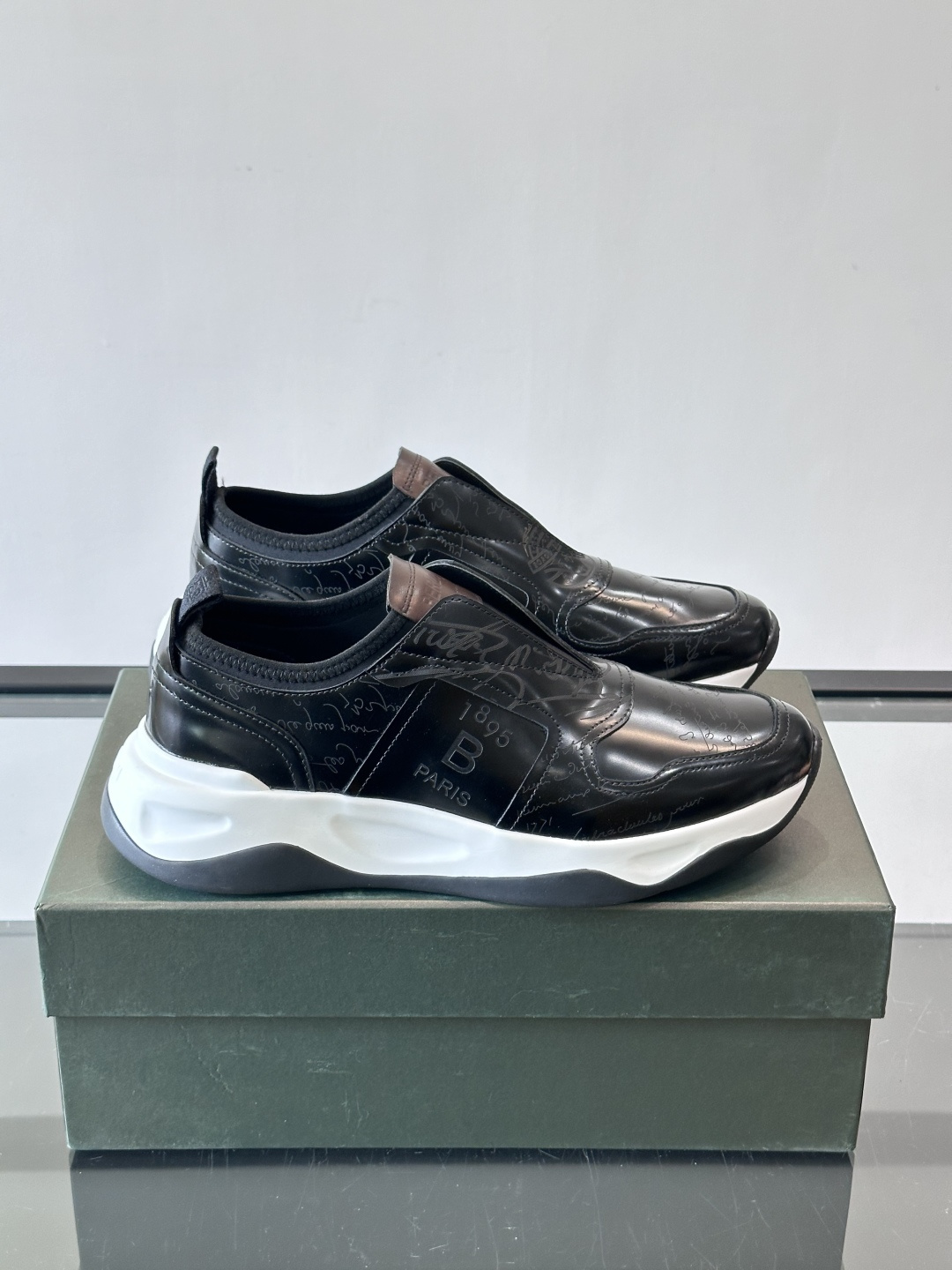 Berluti/布鲁提低帮休闲运动鞋 ，这款百搭的低帮运动鞋鞋面采用进口牛皮拼接打造，外侧饰有scrit