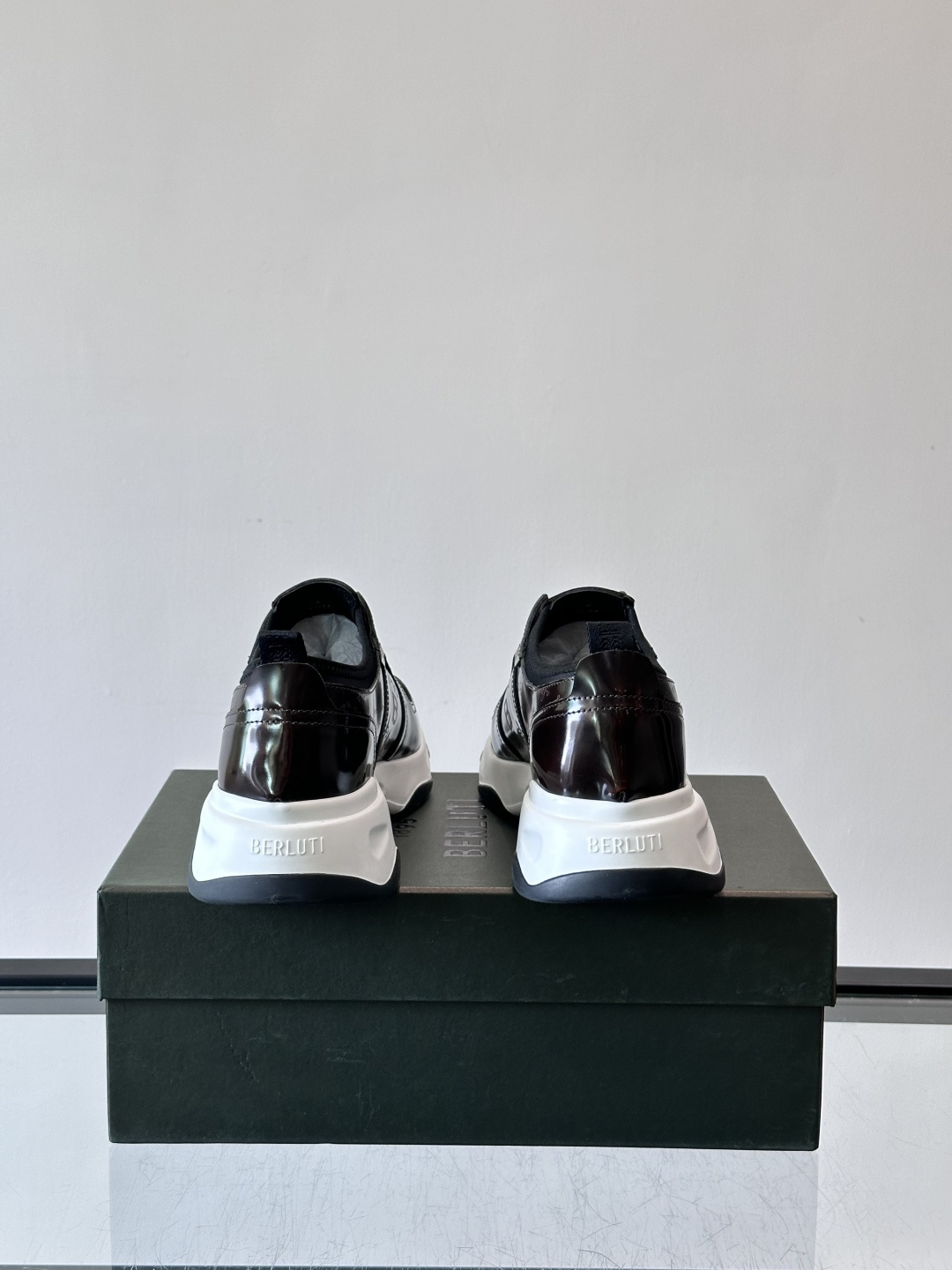 Berluti/布鲁提低帮休闲运动鞋 ，这款百搭的低帮运动鞋鞋面采用进口牛皮拼接打造，外侧饰有scrit