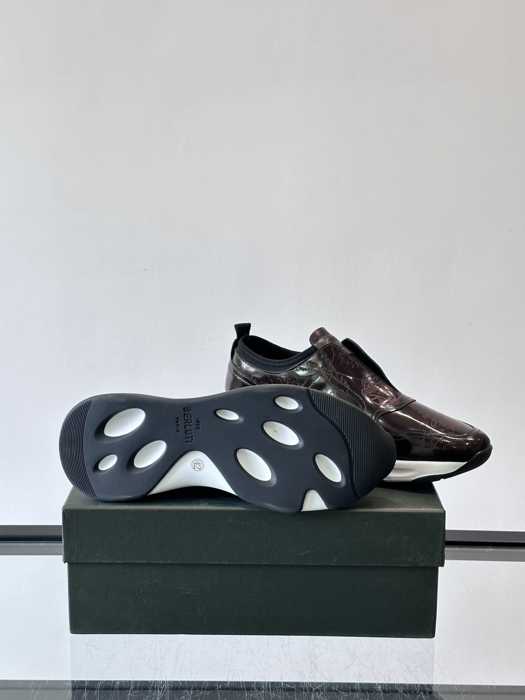 Berluti/布鲁提低帮休闲运动鞋 ，这款百搭的低帮运动鞋鞋面采用进口牛皮拼接打造，外侧饰有scrit