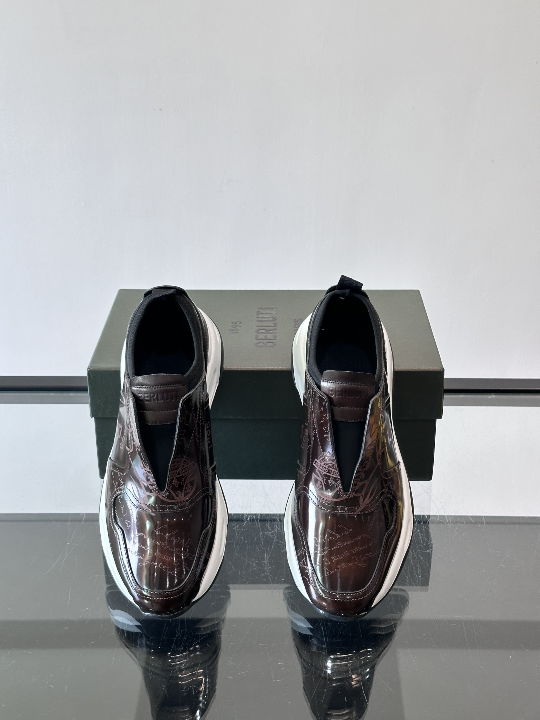 Berluti/布鲁提低帮休闲运动鞋 ，这款百搭的低帮运动鞋鞋面采用进口牛皮拼接打造，外侧饰有scrit