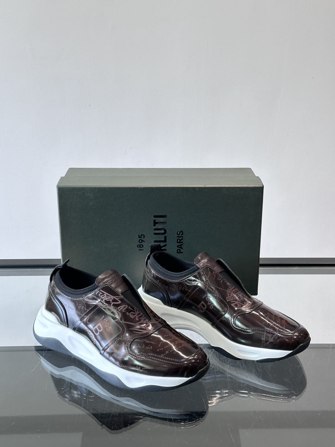 Berluti/布鲁提低帮休闲运动鞋 ，这款百搭的低帮运动鞋鞋面采用进口牛皮拼接打造，外侧饰有scrit