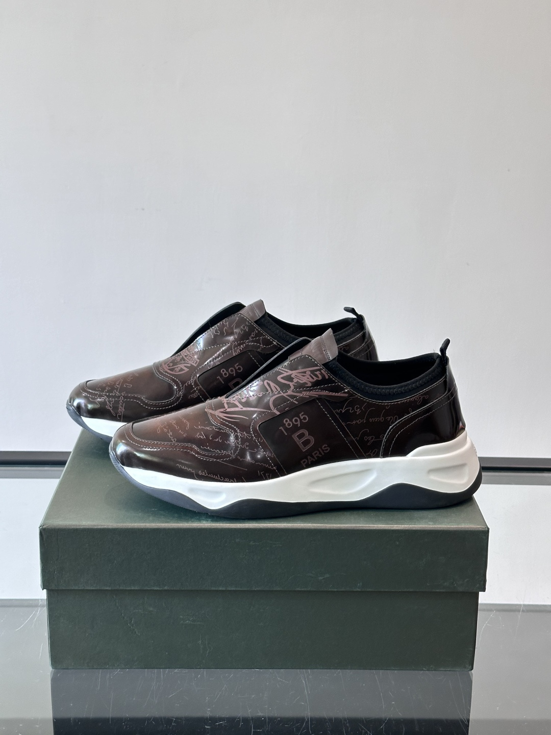 Berluti/布鲁提低帮休闲运动鞋 ，这款百搭的低帮运动鞋鞋面采用进口牛皮拼接打造，外侧饰有scrit