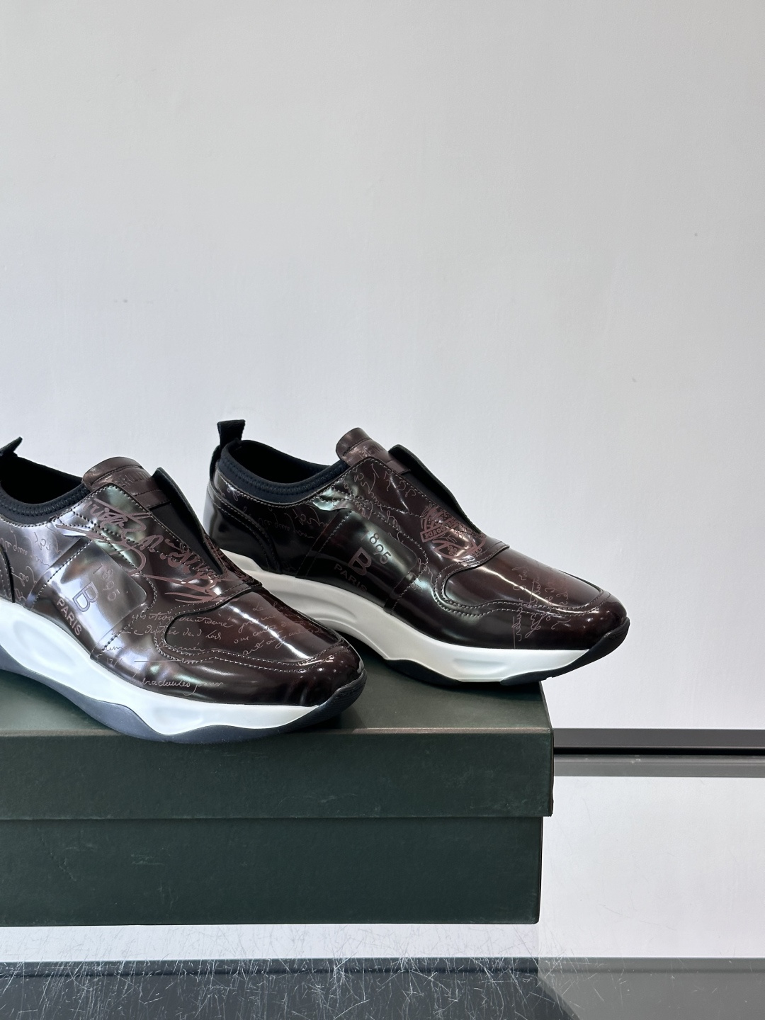 Berluti/布鲁提低帮休闲运动鞋 ，这款百搭的低帮运动鞋鞋面采用进口牛皮拼接打造，外侧饰有scrit