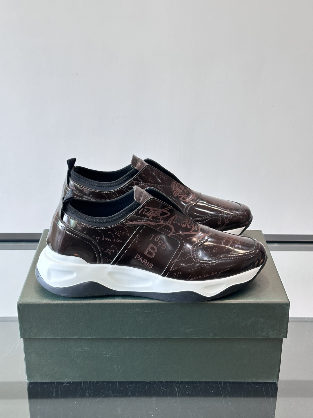 Berluti/布鲁提低帮休闲运动鞋 ，这款百搭的低帮运动鞋鞋面采用进口牛皮拼接打造，外侧饰有scrit