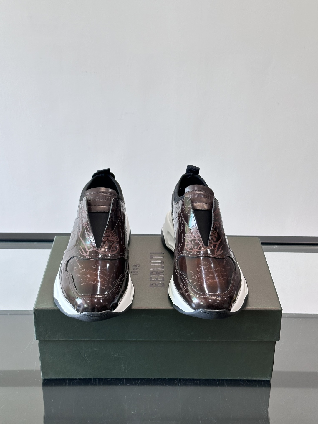 Berluti/布鲁提低帮休闲运动鞋 ，这款百搭的低帮运动鞋鞋面采用进口牛皮拼接打造，外侧饰有scrit