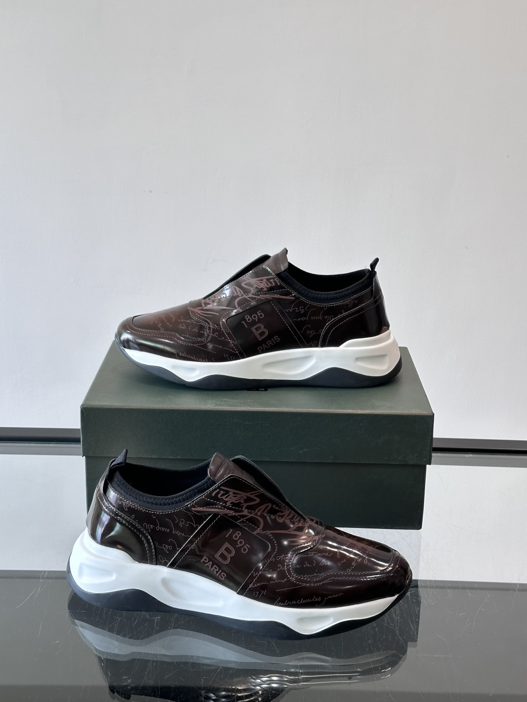 Berluti/布鲁提低帮休闲运动鞋 ，这款百搭的低帮运动鞋鞋面采用进口牛皮拼接打造，外侧饰有scrit