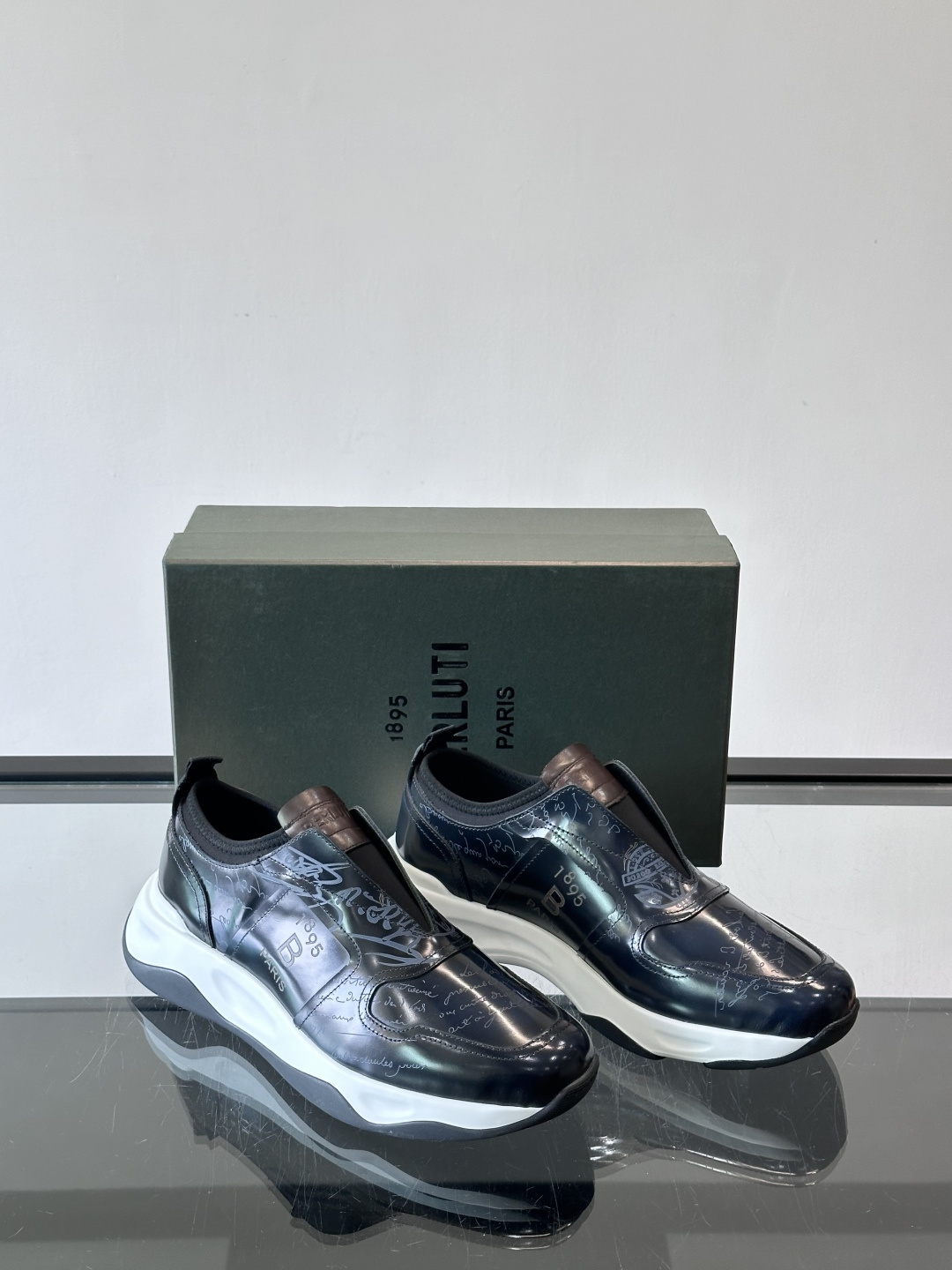 Berluti/布鲁提低帮休闲运动鞋 ，这款百搭的低帮运动鞋鞋面采用进口牛皮拼接打造，外侧饰有scrit