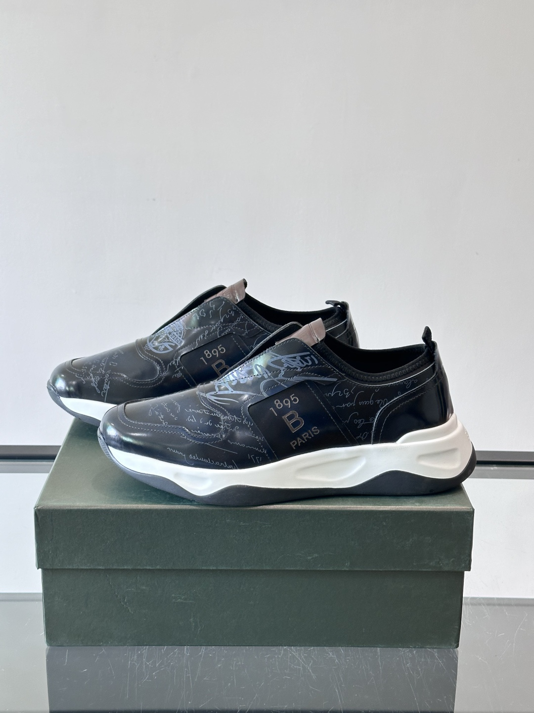 Berluti/布鲁提低帮休闲运动鞋 ，这款百搭的低帮运动鞋鞋面采用进口牛皮拼接打造，外侧饰有scrit