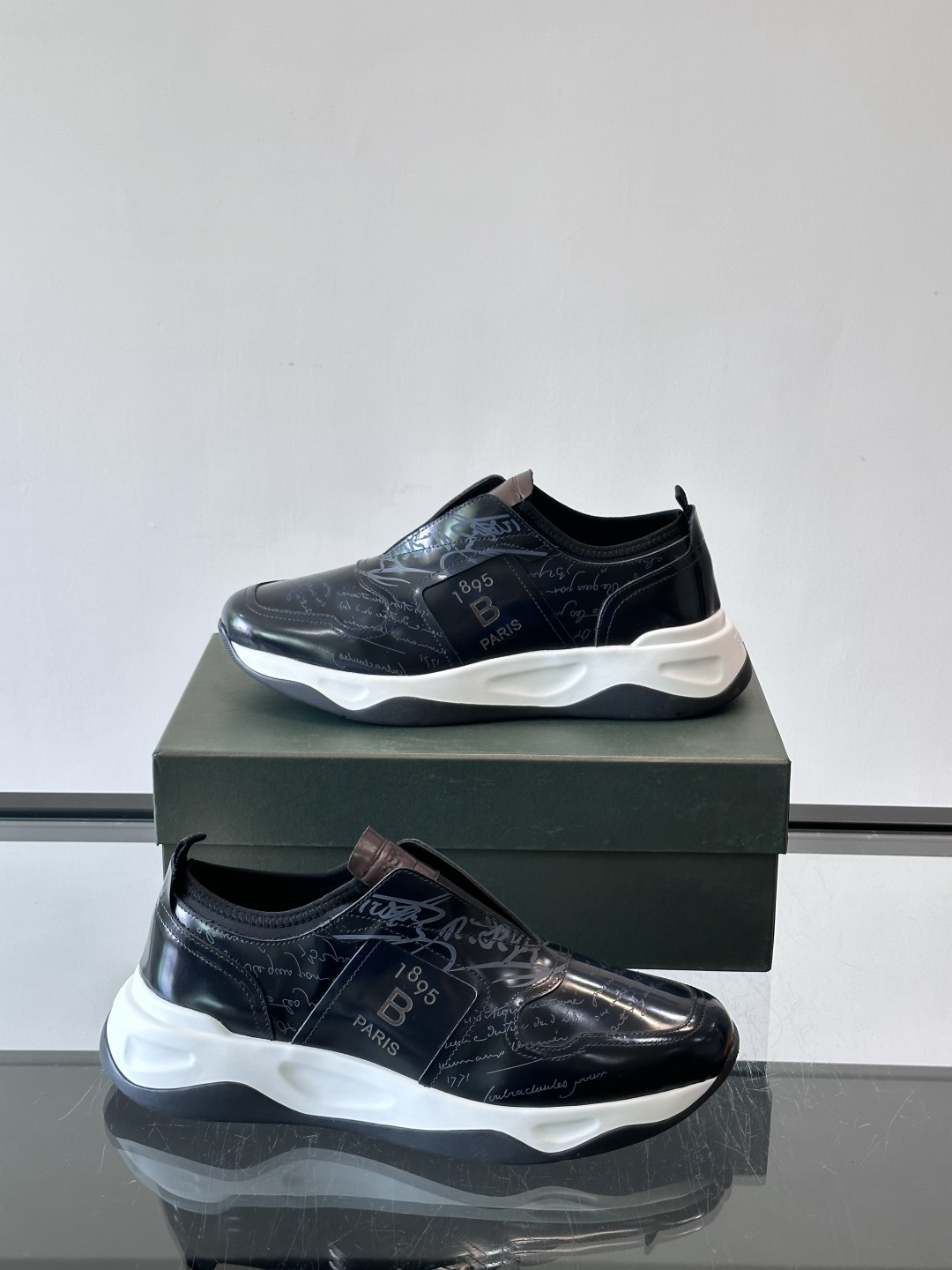 Berluti/布鲁提低帮休闲运动鞋 ，这款百搭的低帮运动鞋鞋面采用进口牛皮拼接打造，外侧饰有scrit