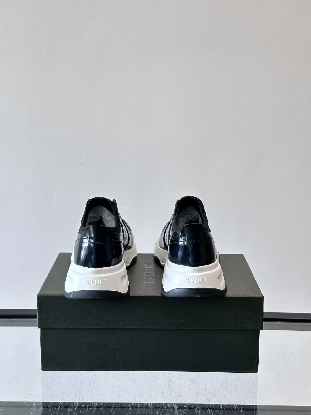 Berluti/布鲁提低帮休闲运动鞋 ，这款百搭的低帮运动鞋鞋面采用进口牛皮拼接打造，外侧饰有scrit