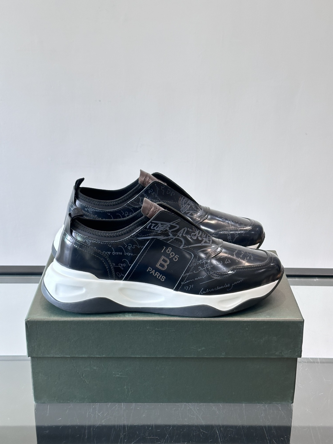 NO:745830,Berluti/Bruti low-top casual sports shoes, this versatile low-top sports shoe is made of imported cowhide stitching on the upper, with a scritto pattern on the outside, genuine leather wrapping on the heel, and imported calf leather on the inner foot pad. It is super comfortable. It has a two-color rubber outsole with the brand logo. The distinctive stitching on the sole echoes the color of the heel. It is fashionable and comfortable. It perfectly interprets fashion, sunshine, and style, and is suitable for various occasions!  Yuan, Size39-44 (customized at 38.45.46),,sneakers,cowhide19860909Berluti/布鲁提低帮休闲运动鞋 ,这款百搭的低帮运动鞋鞋面采用进口牛皮拼接打造,外侧饰有scritto图纹,后跟真皮包裹, 内里垫脚进口小牛皮制作,舒适度超级赞,品牌logo双色橡胶大底,鞋底鲜明的嵌线与鞋跟颜色相呼应,时髦又舒适,完美诠释了时尚、阳光、有型,适合各种场合！ 元、 Size39-44（38.45.46定制）,,sneakers,cowhide,Men's shoes