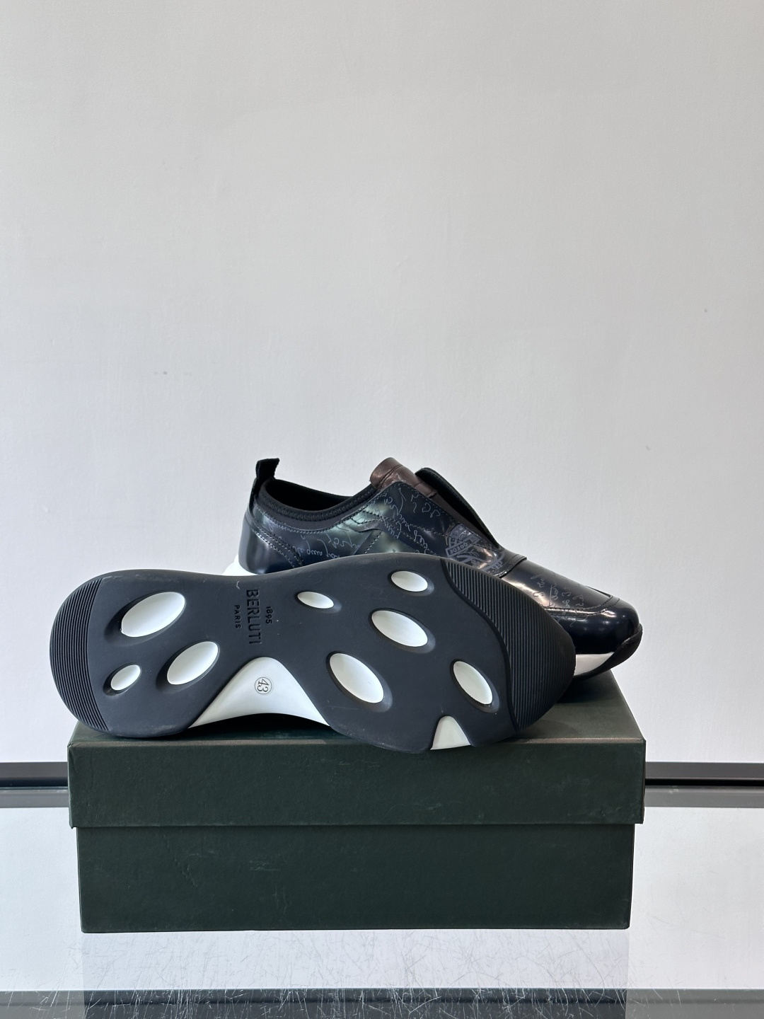 Berluti/布鲁提低帮休闲运动鞋 ，这款百搭的低帮运动鞋鞋面采用进口牛皮拼接打造，外侧饰有scrit