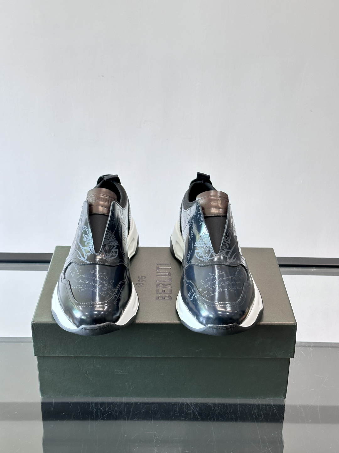 Berluti/布鲁提低帮休闲运动鞋 ，这款百搭的低帮运动鞋鞋面采用进口牛皮拼接打造，外侧饰有scrit