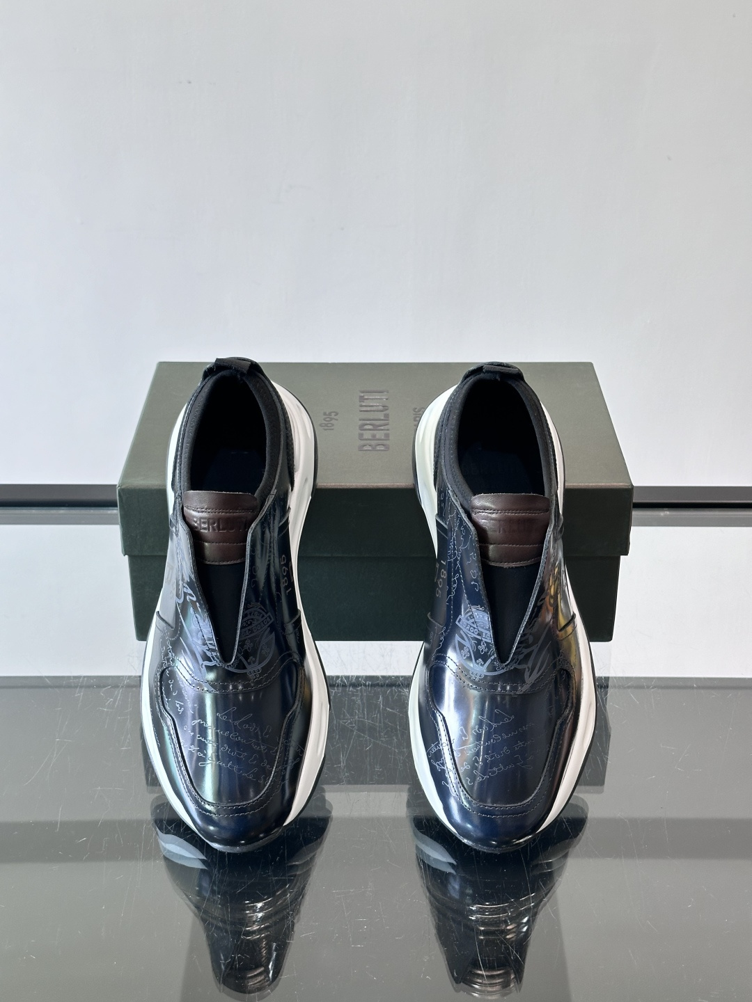 Berluti/布鲁提低帮休闲运动鞋 ，这款百搭的低帮运动鞋鞋面采用进口牛皮拼接打造，外侧饰有scrit