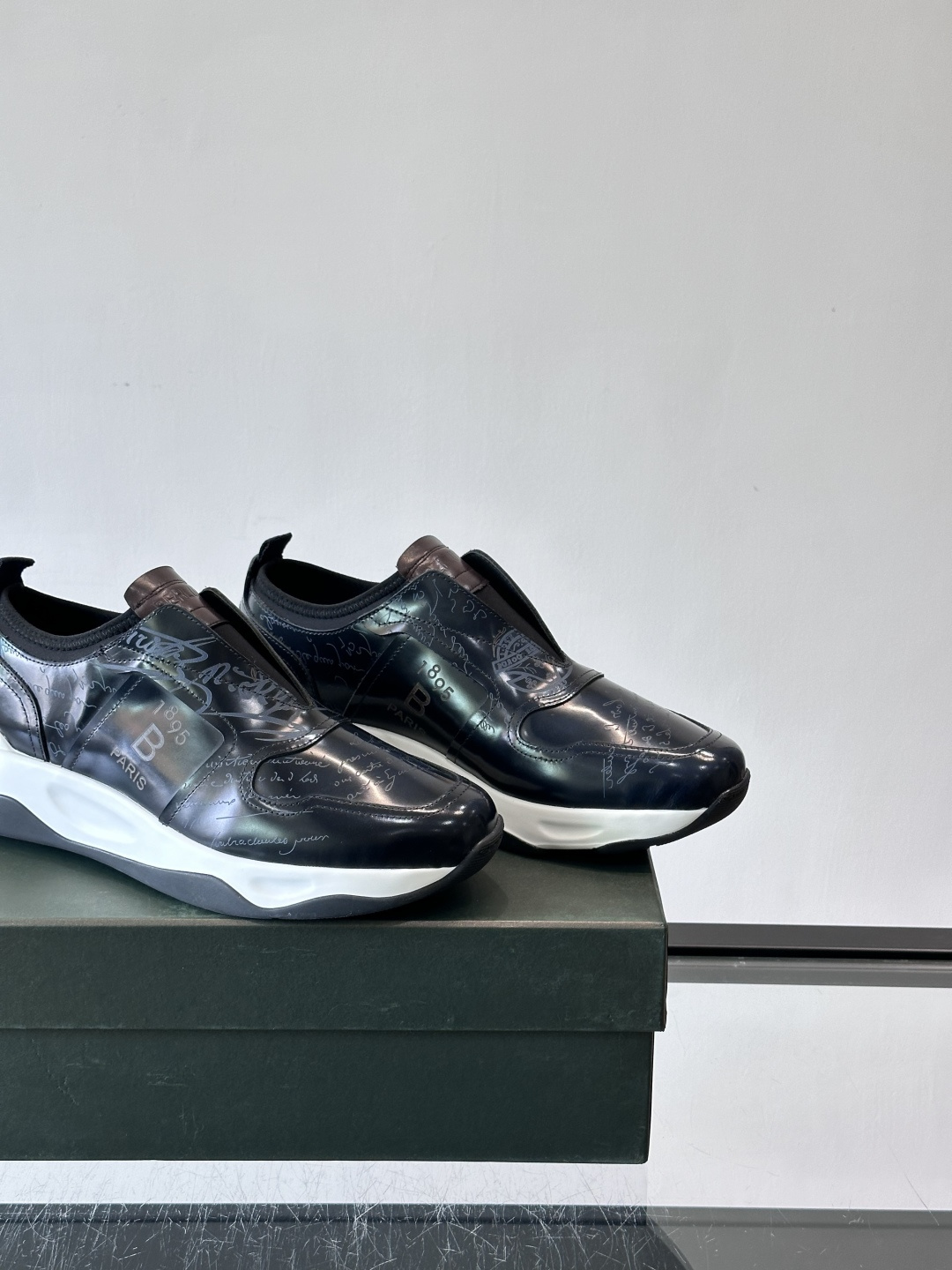 Berluti/布鲁提低帮休闲运动鞋 ，这款百搭的低帮运动鞋鞋面采用进口牛皮拼接打造，外侧饰有scrit