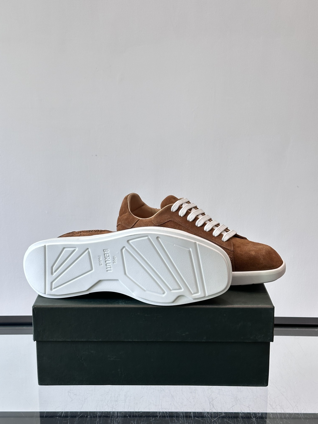 Berluti Stellar男士休闲运动鞋，采用反绒牛皮，质感细腻柔软，越穿越有味道。钻石切割鞋头+超