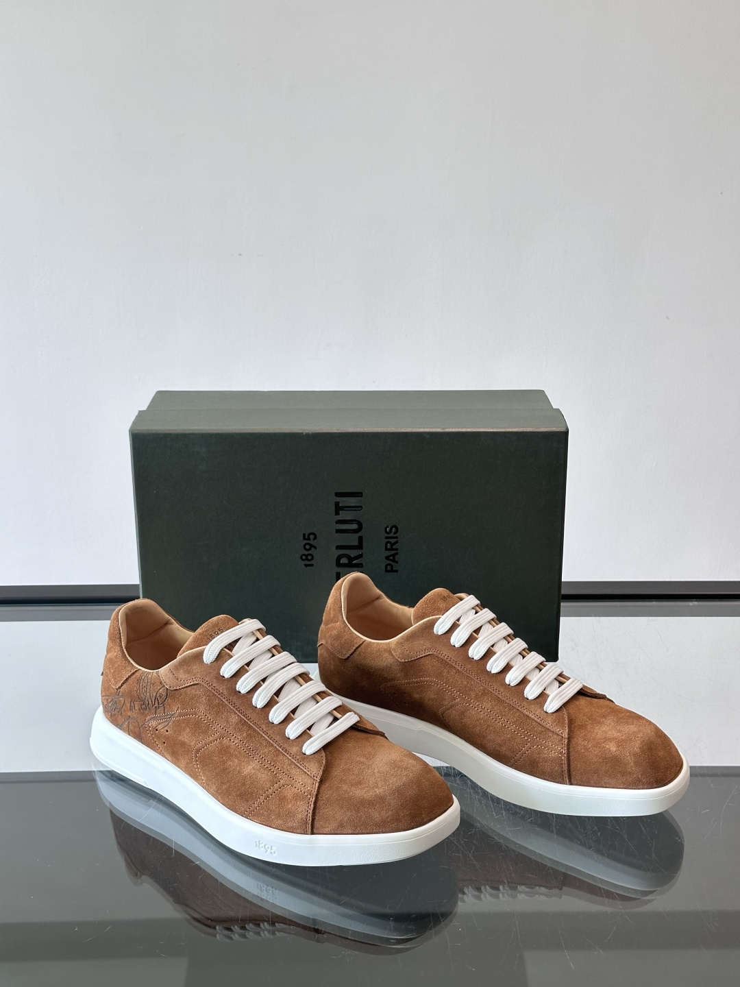 Berluti Stellar男士休闲运动鞋，采用反绒牛皮，质感细腻柔软，越穿越有味道。钻石切割鞋头+超