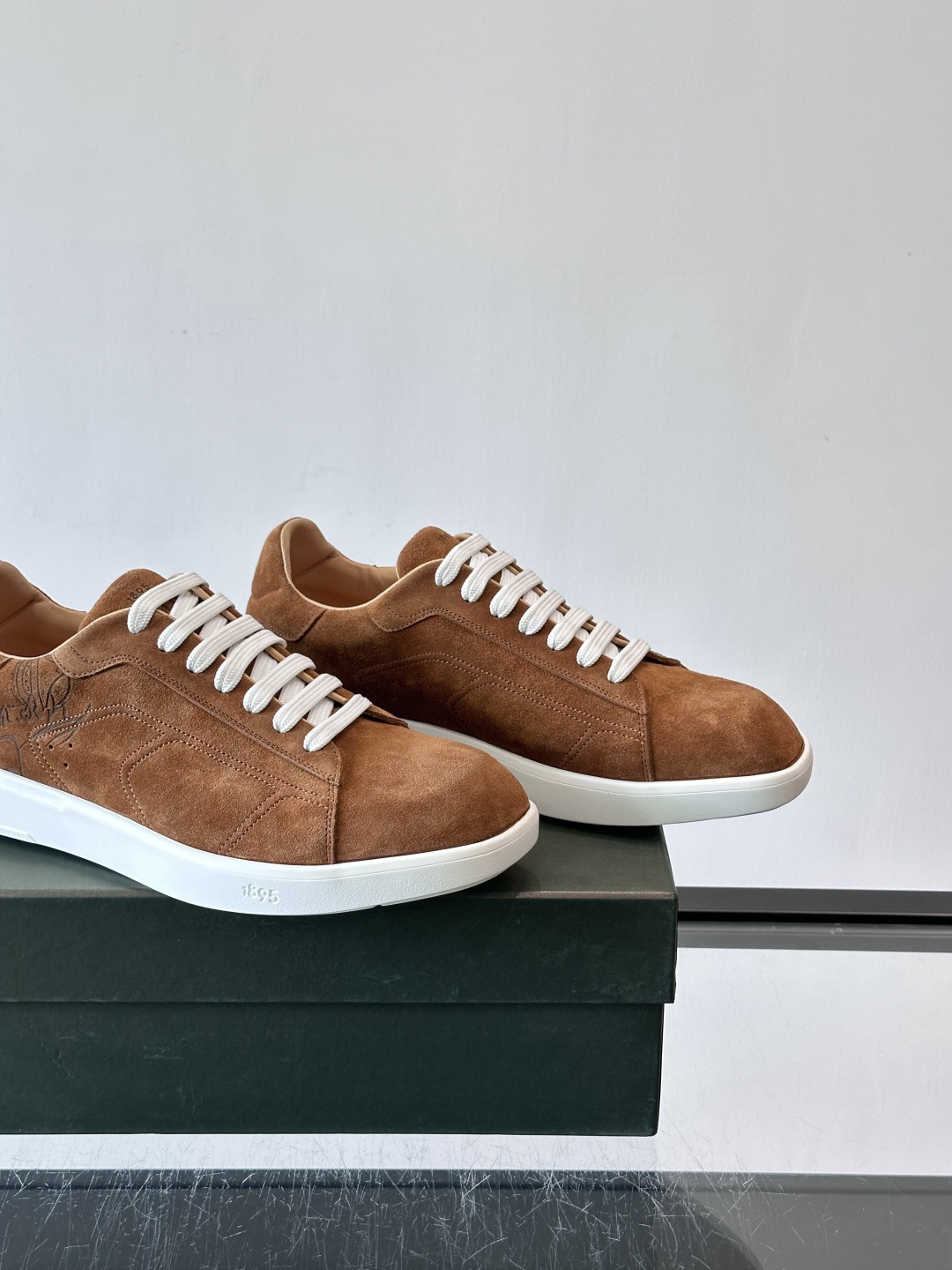 Berluti Stellar男士休闲运动鞋，采用反绒牛皮，质感细腻柔软，越穿越有味道。钻石切割鞋头+超