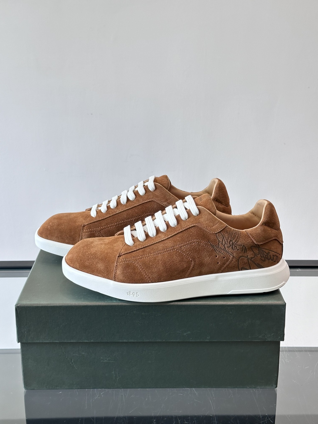 Berluti Stellar男士休闲运动鞋，采用反绒牛皮，质感细腻柔软，越穿越有味道。钻石切割鞋头+超