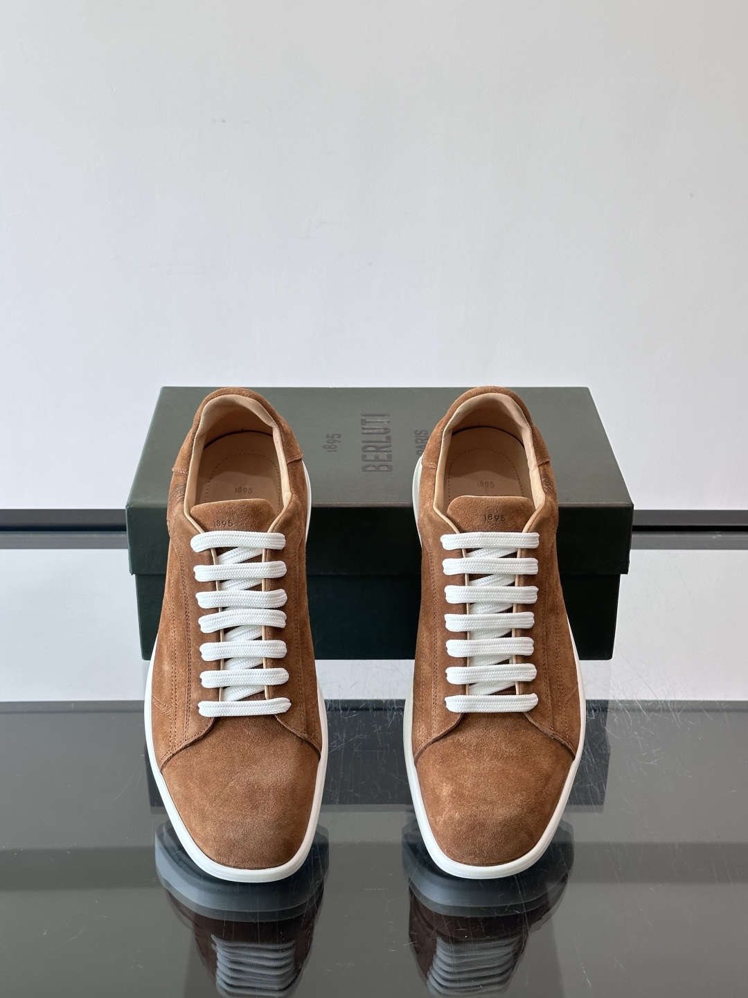 Berluti Stellar男士休闲运动鞋，采用反绒牛皮，质感细腻柔软，越穿越有味道。钻石切割鞋头+超