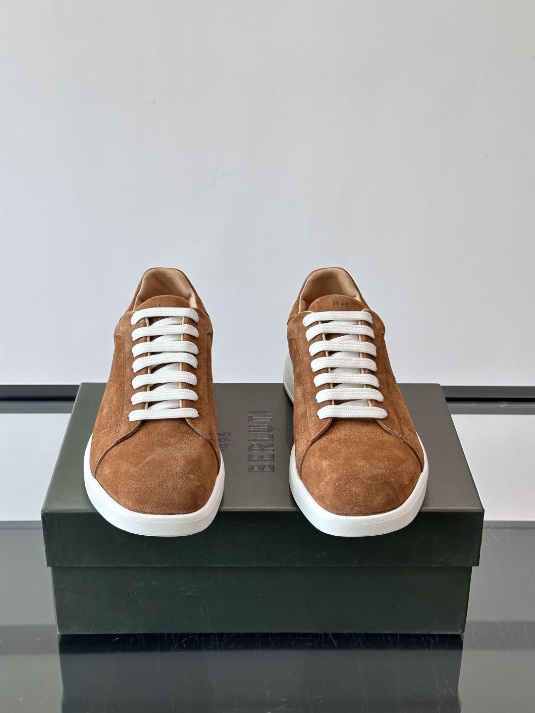 Berluti Stellar男士休闲运动鞋，采用反绒牛皮，质感细腻柔软，越穿越有味道。钻石切割鞋头+超