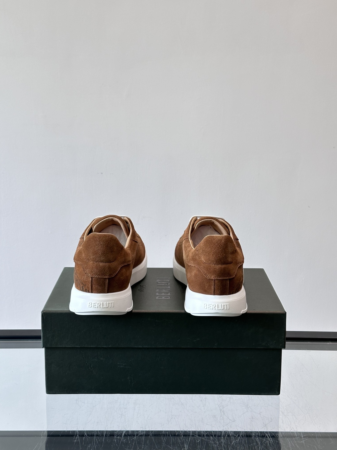 Berluti Stellar男士休闲运动鞋，采用反绒牛皮，质感细腻柔软，越穿越有味道。钻石切割鞋头+超