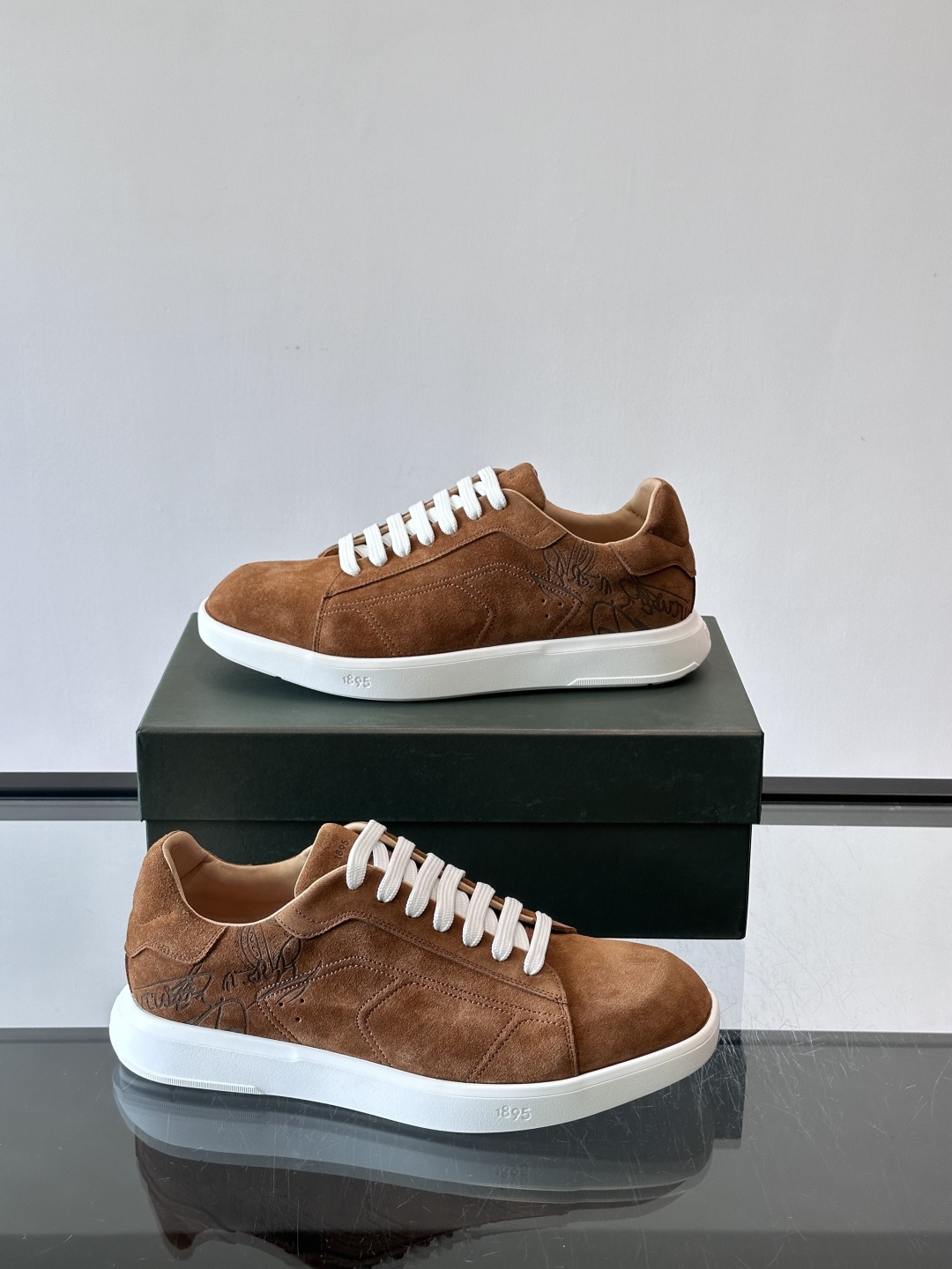 Berluti Stellar男士休闲运动鞋，采用反绒牛皮，质感细腻柔软，越穿越有味道。钻石切割鞋头+超