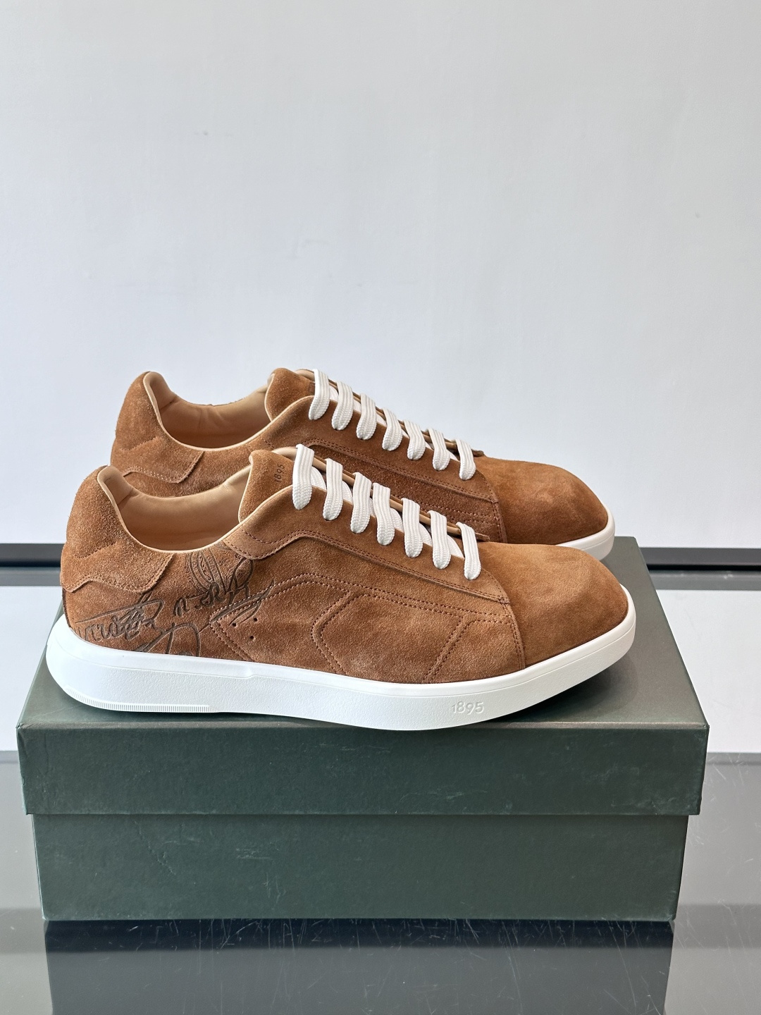 Berluti Stellar男士休闲运动鞋，采用反绒牛皮，质感细腻柔软，越穿越有味道。钻石切割鞋头+超